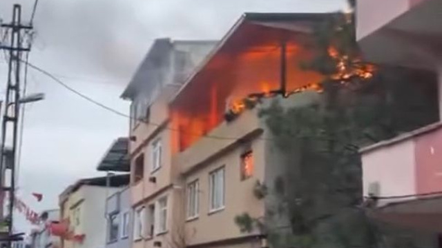 3 katlı binanın çatı katında yangın çıktı