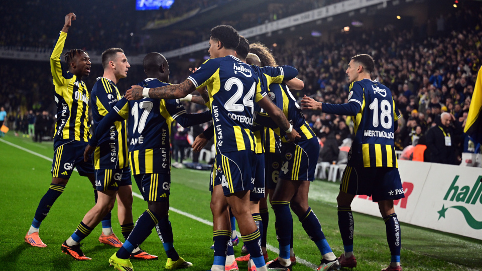 Kadıköy'de Fener alayı: 3 puanı 3 golle aldı!
