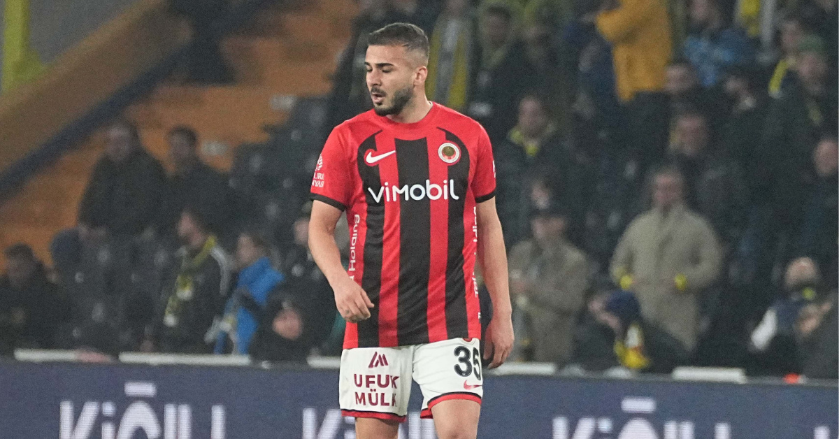 Oğulcan Ülgün'ün Profesyonel Hareketi: Tribünlerden ve Rakip Taraftarlardan Alkışlar