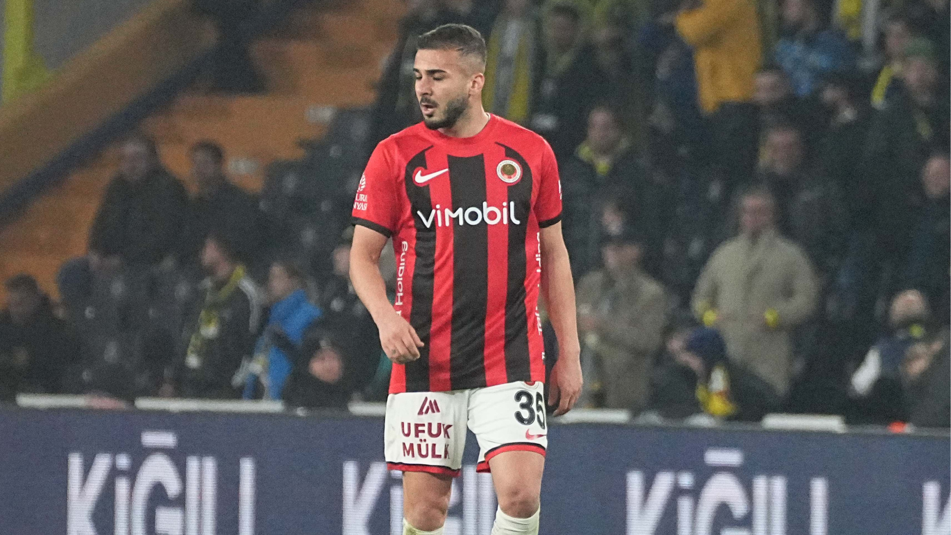 Oğulcan Ülgün'den Örnek Davranış: Fenerbahçe Taraftarı ve Rakip Oyuncular Alkışladı