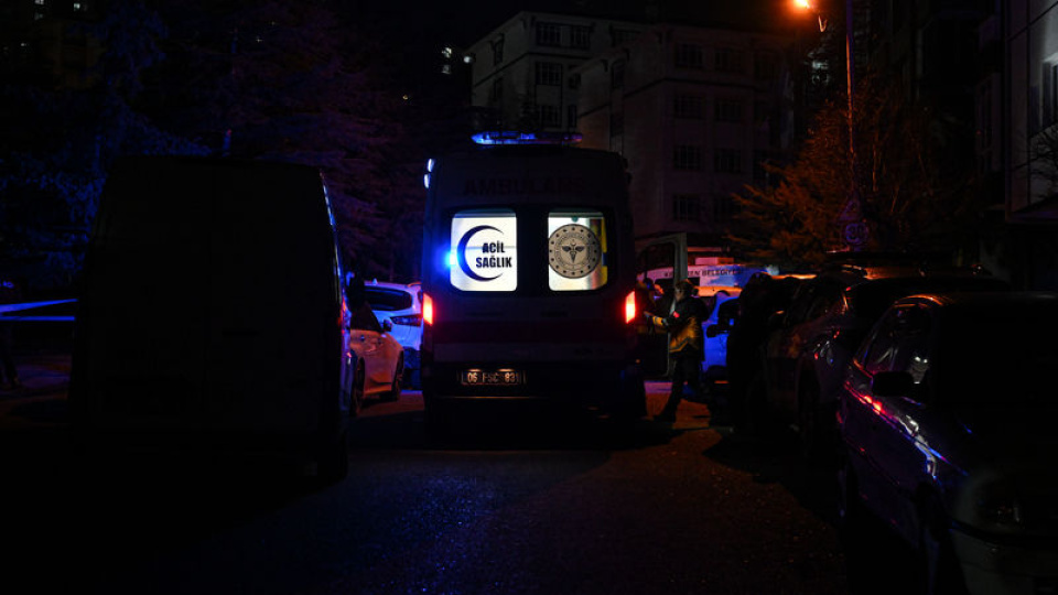 Annesini, kızını ve eşini öldürüp kendi canına kıydı