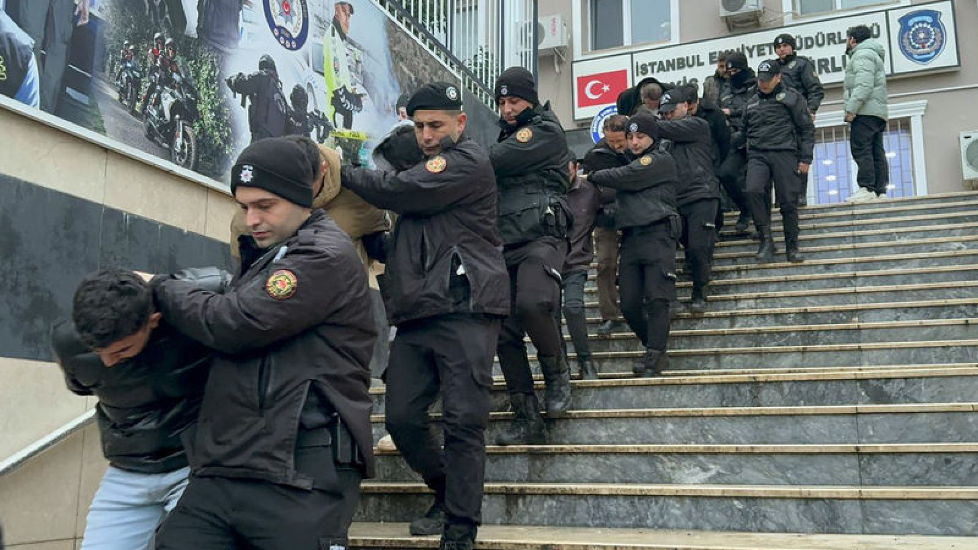 Borsada kar vaadiyle dolandırıcılığa yönelik İstanbul merkezli soruşturmada 40 zanlı tutuklandı | Son dakika haberleri