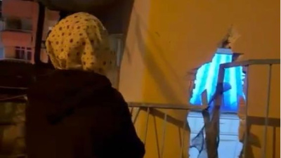 Evinde otururken yaralandı