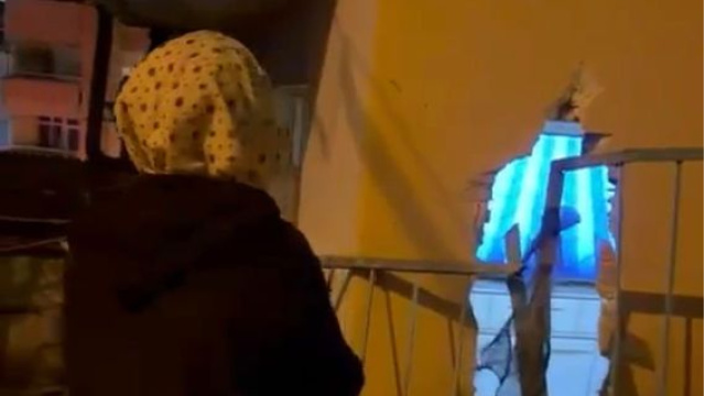 Evinde otururken yaralandı