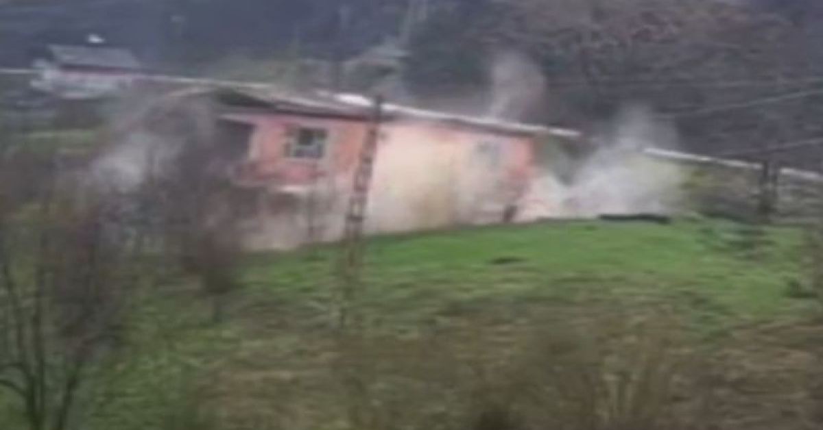 Kastamonu Cide'de Heyelan Riskinden Boşaltılmış Ev Çöktü - Haberler Gündem