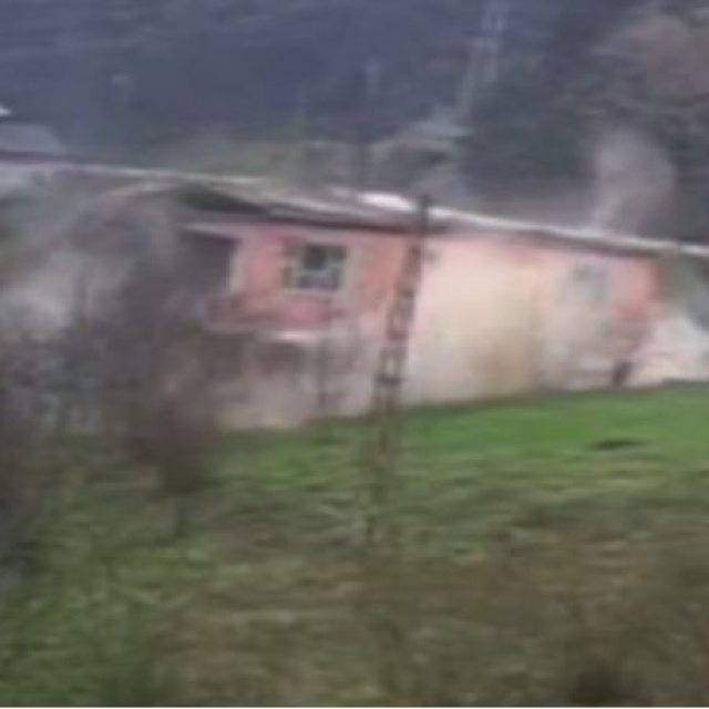 Heyelanda 2 katlı ev çöktü; o anlar kamerada