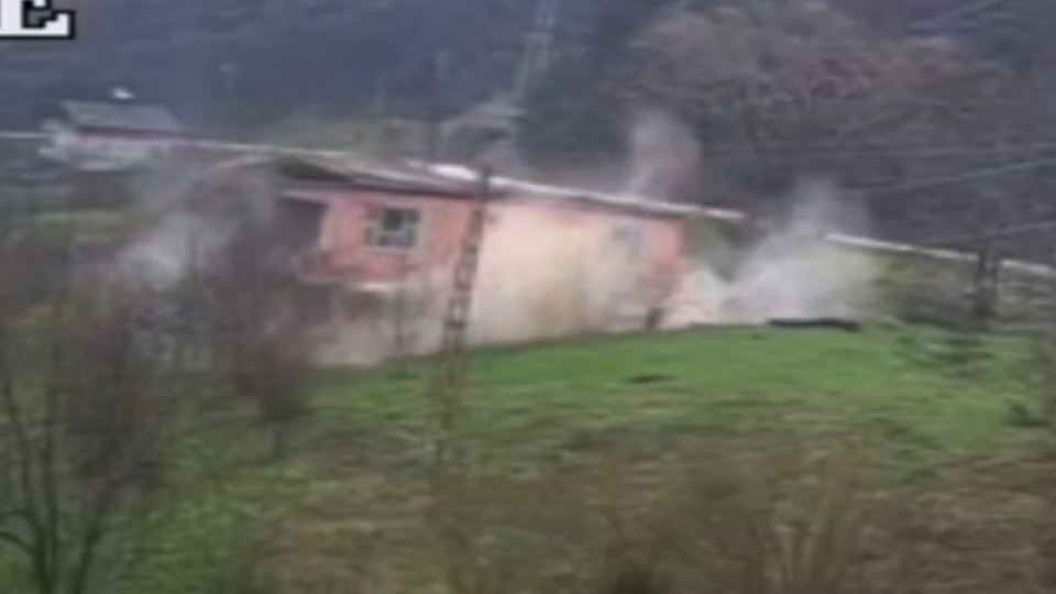 Heyelanda 2 katlı ev çöktü; o anlar kamerada