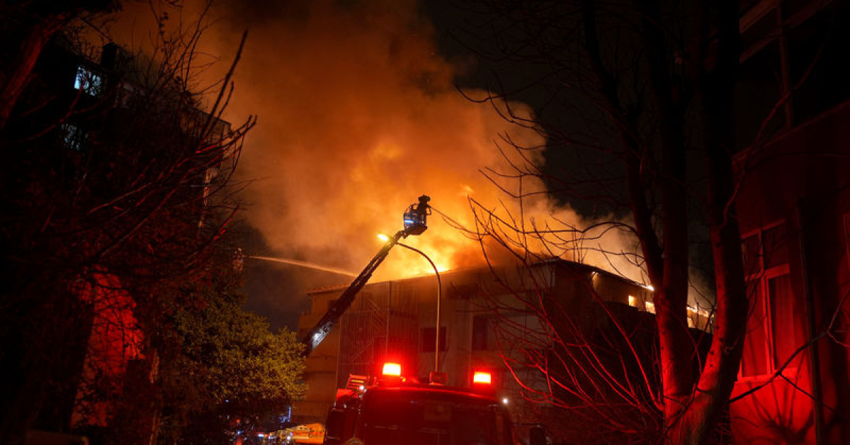 Üsküdar'da Metruk Bina Yangını - Itfaiye Ekiplerinin Söndürme