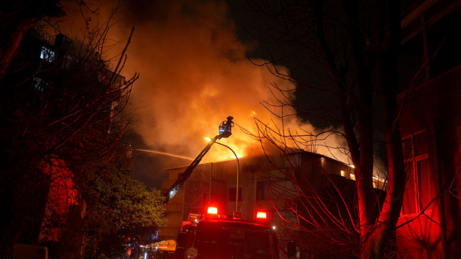 Üsküdar'da metruk bina yangını | Son dakika haberleri