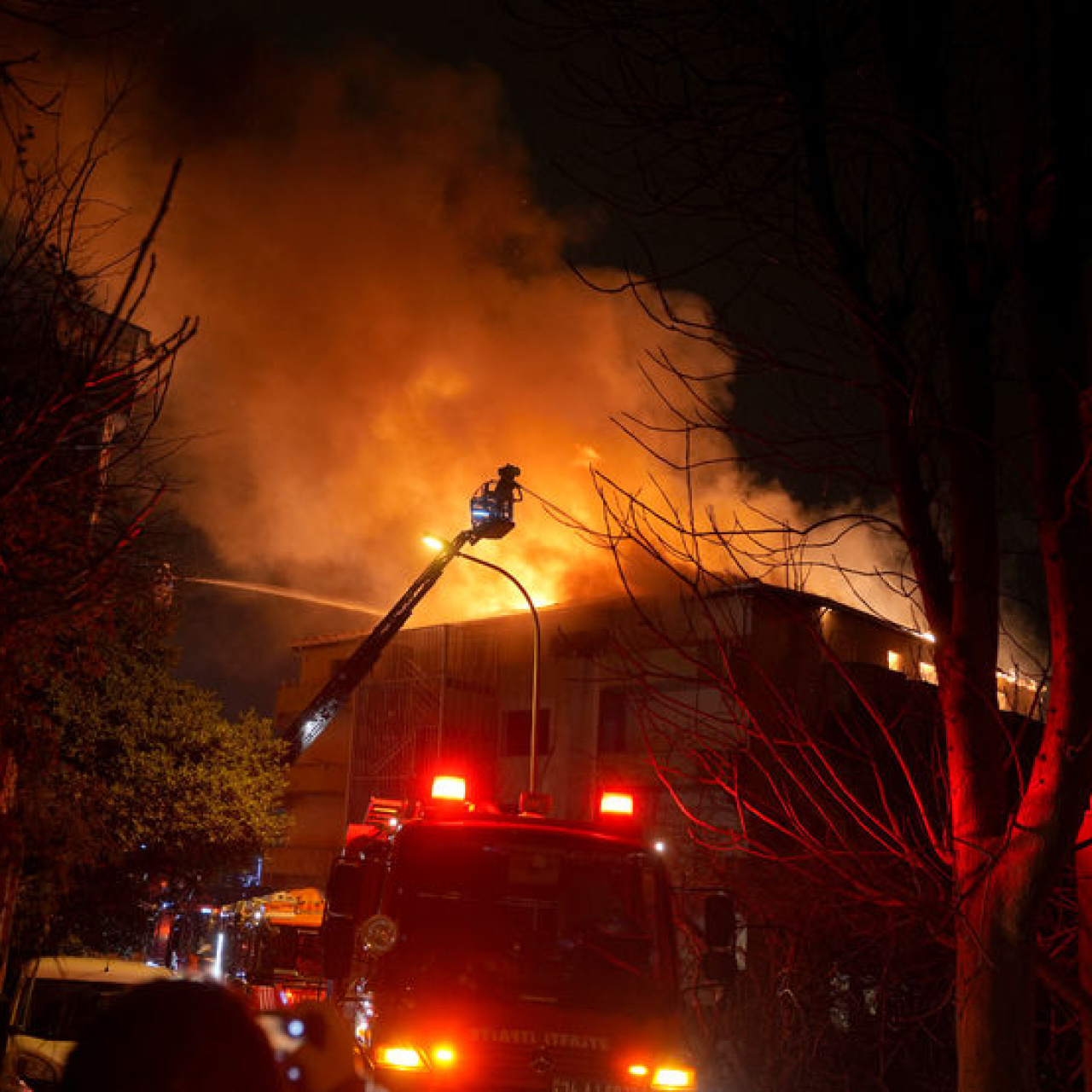 Üsküdar'da Metruk Bina Alev Alev: Korkutan Yangın, Mahalle Sakinlerini Tedirgin Etti