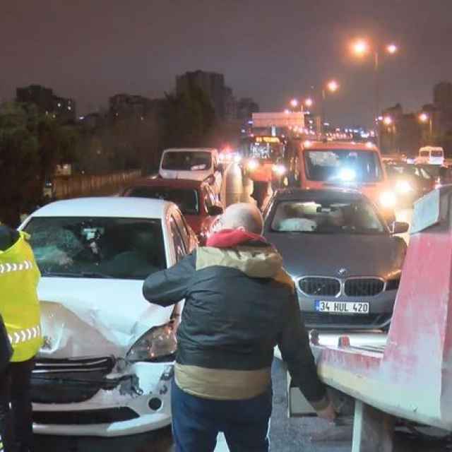 Ümraniye'de zincirleme kaza! 8 araç...