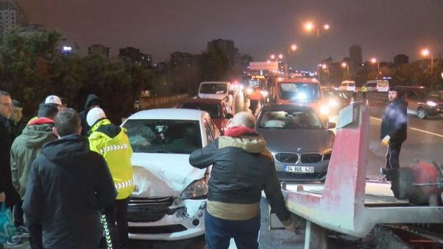 Ümraniye'de zincirleme kaza! 8 araç...