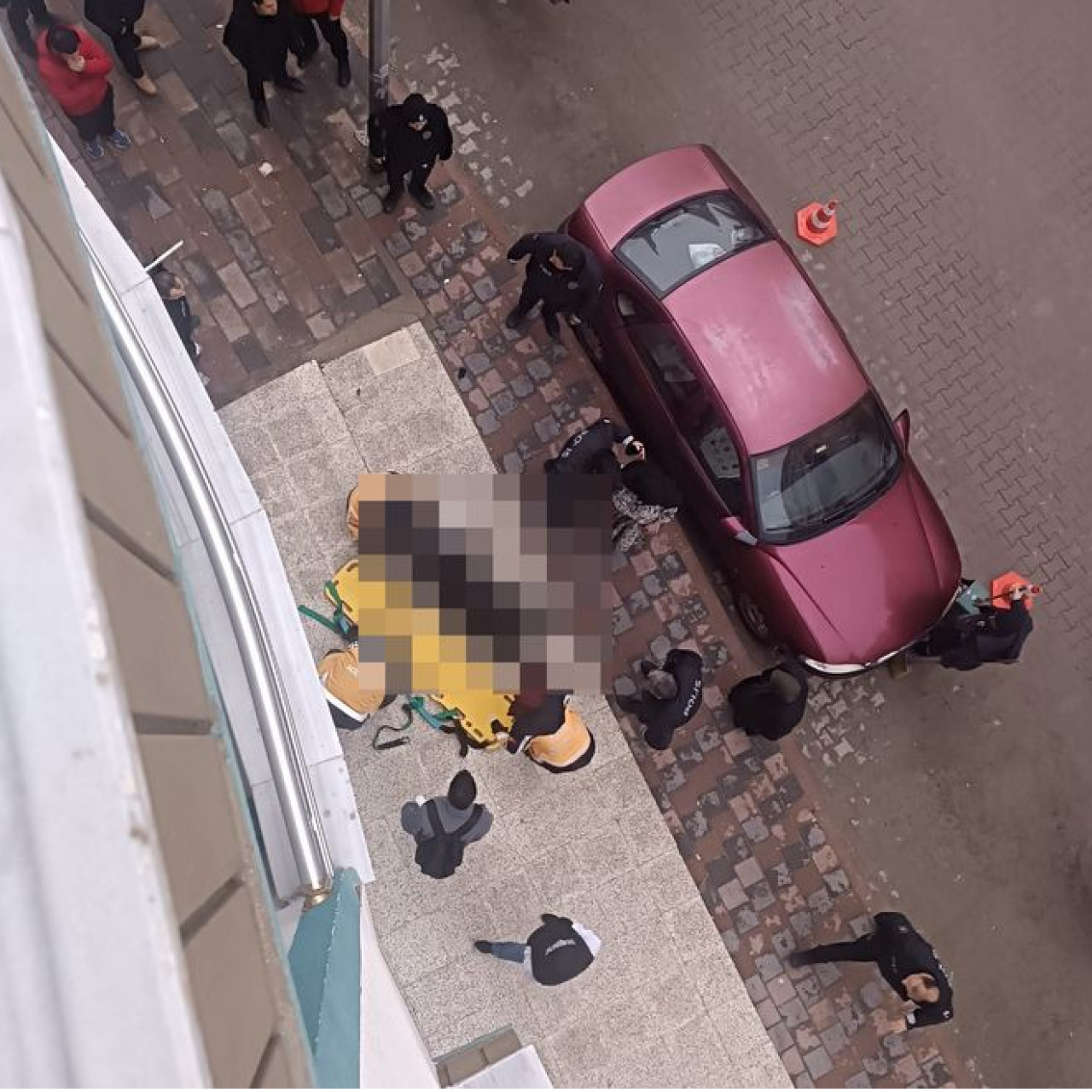 3'üncü kattan düşen 2 çocuk annesi öldü