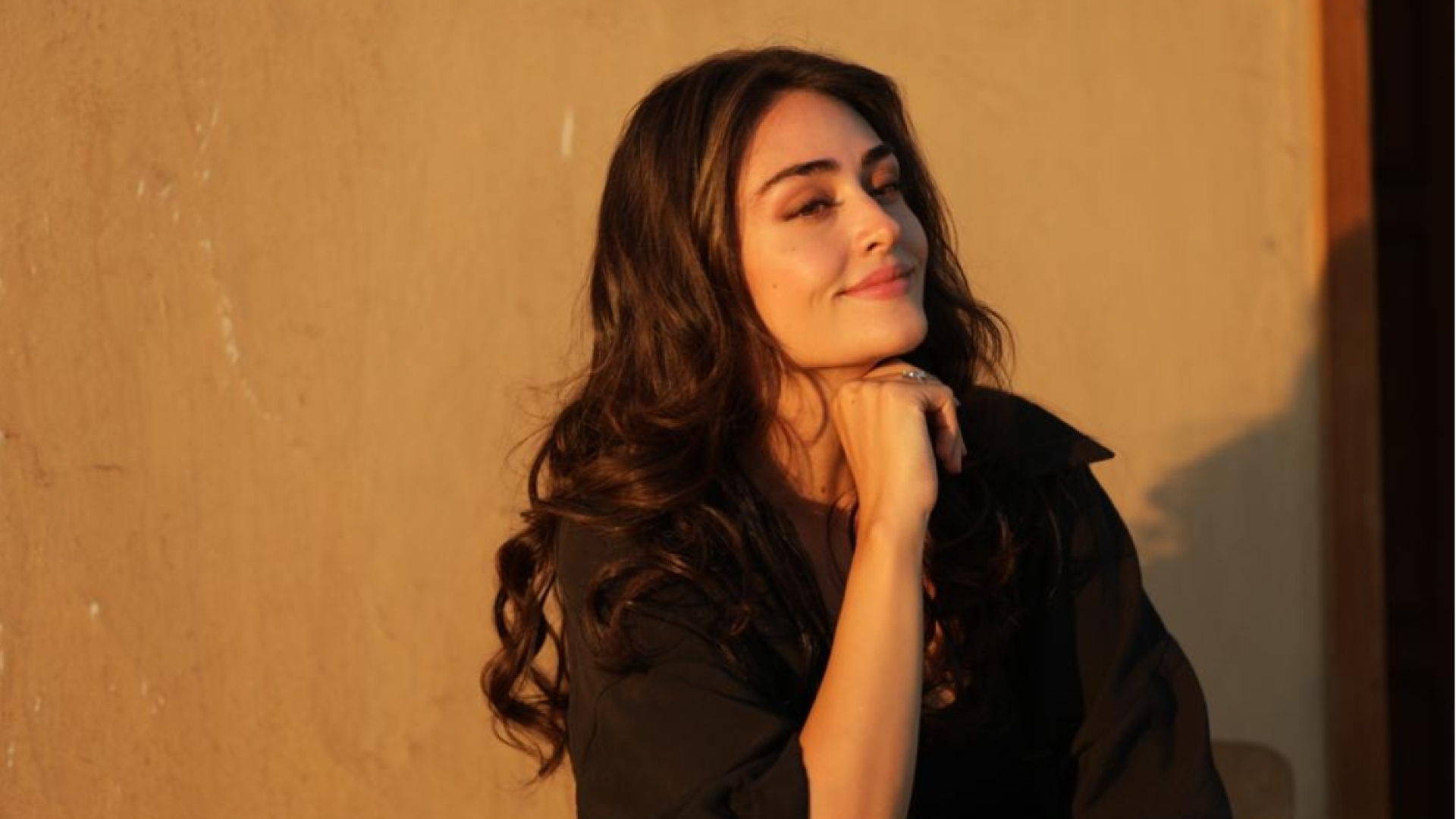 Esra Bilgiç: Monica Bellucci'yi Örnek Alıyorum ve Zamansız Şıklığı Geçmişte Arıyorum