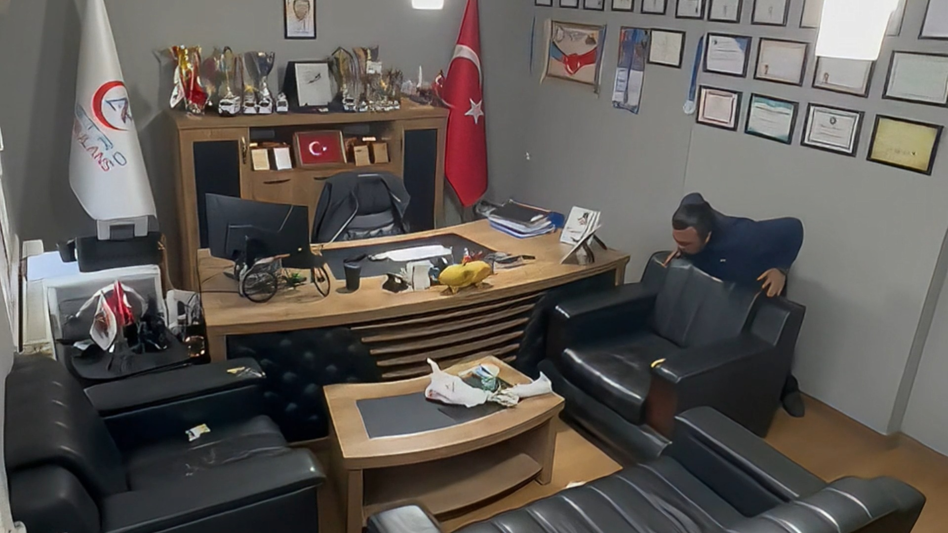 Sağlık çalışanı, kendi kendini kurtardı! | Son dakika haberleri