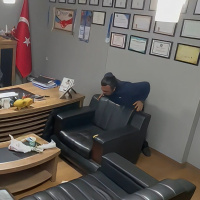 Sağlık çalışanı, kendi kendini kurtardı!