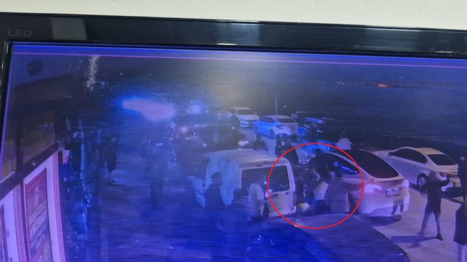 Son dakika: O anlar kamerada! Yaralı halde 200 metre yürüdü, yığıldı... İlk müdahalesini halı sahadaki doktorlar yaptı! | Son dakika haberleri