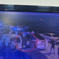 Yaralı halde 200 metre yürüdü, halı sahanın önünde yığıldı