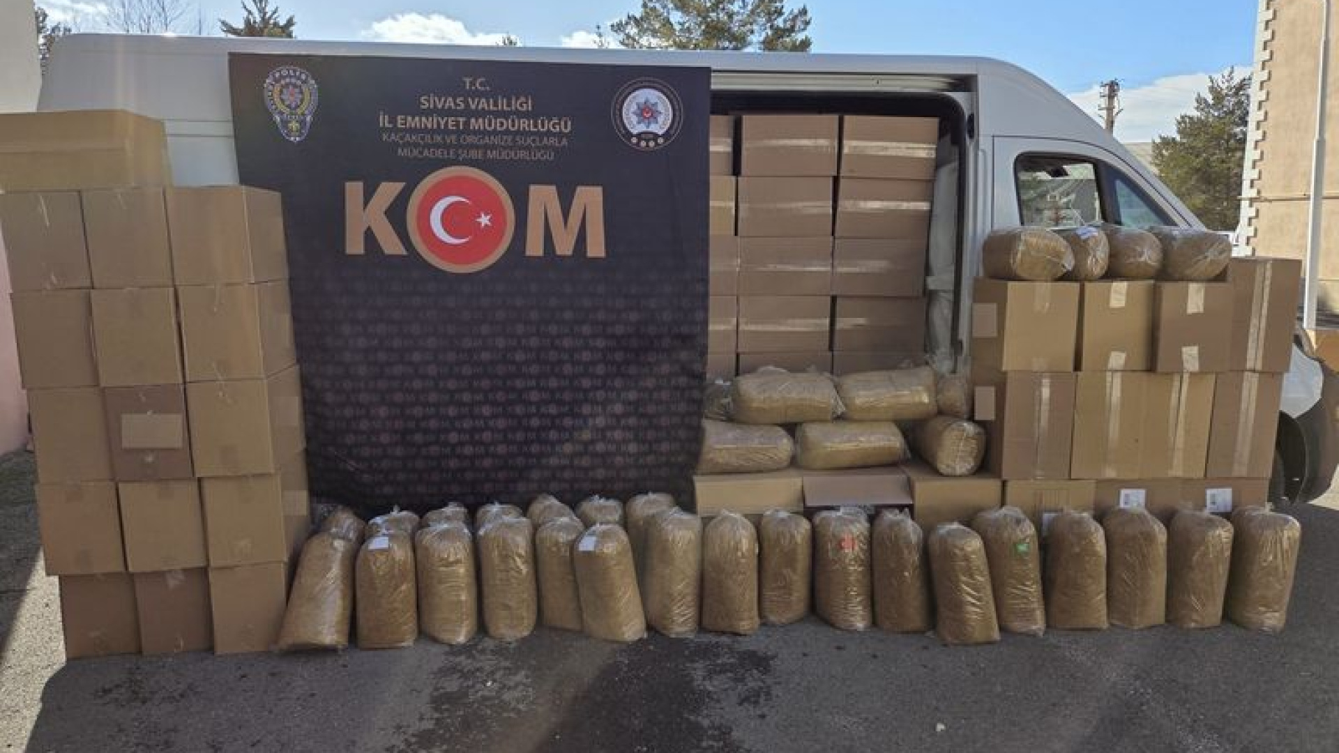 Sivas'ta Kaçakçılık Operasyonu: 840 Bin Makaron ve Tütün Mamulleri Ele Geçirildi
