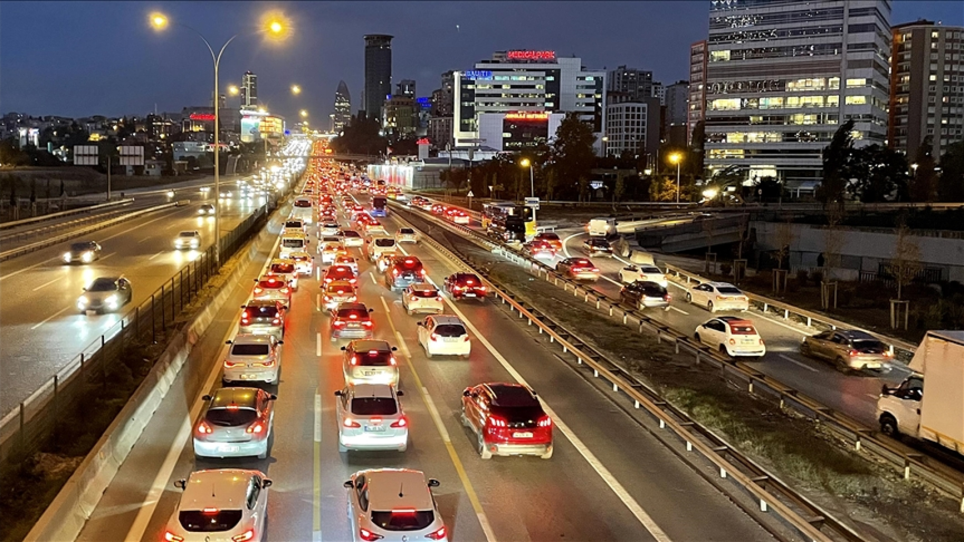 İstanbul'da Trafik Yoğunluğu Yüzde 80'e Ulaştı: Ana Arterlerde Yoğunluk Yaşanıyor