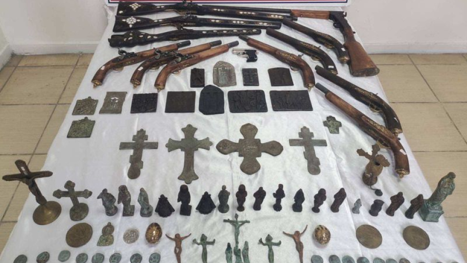 Tarihi obje, sikke ve silahlar ele geçirildi