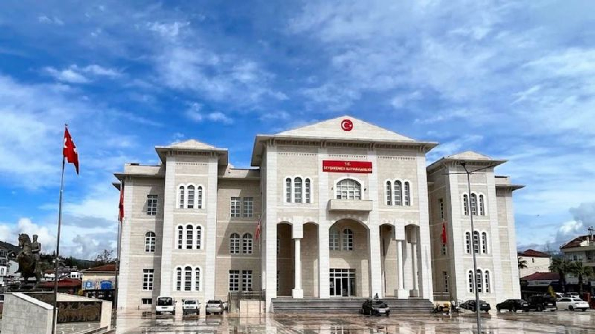 Seydikemer Kaymakamı'nın Polisi ve Şoförü Rüşvet İddiasıyla Gözaltında