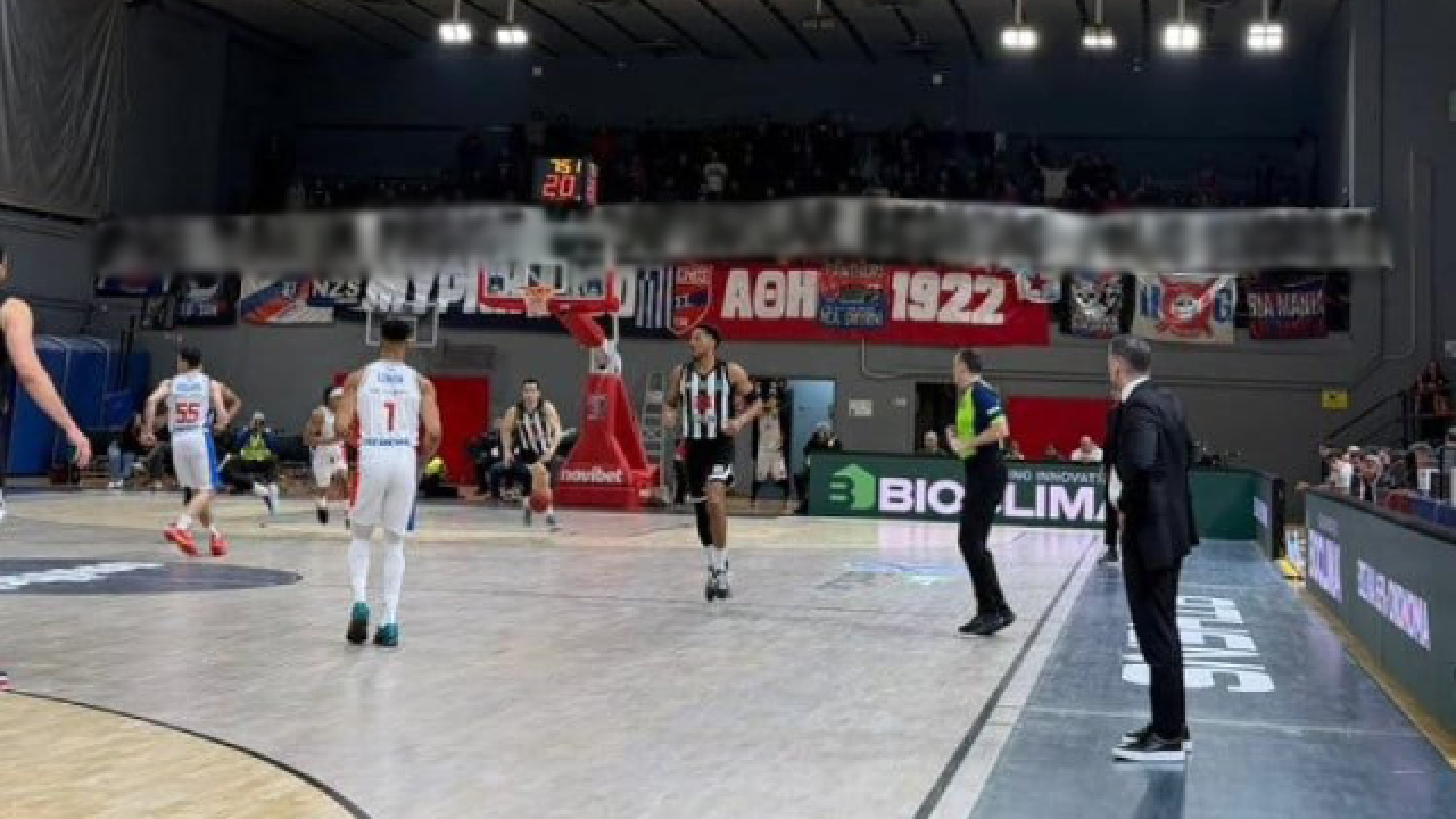 EuroCup'ta Skandal: Beşiktaş-Panionios Maçında Nefret Pankartı Açıldı