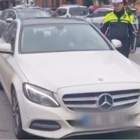 Direksiyon başında dans eden sürücüye gözaltı