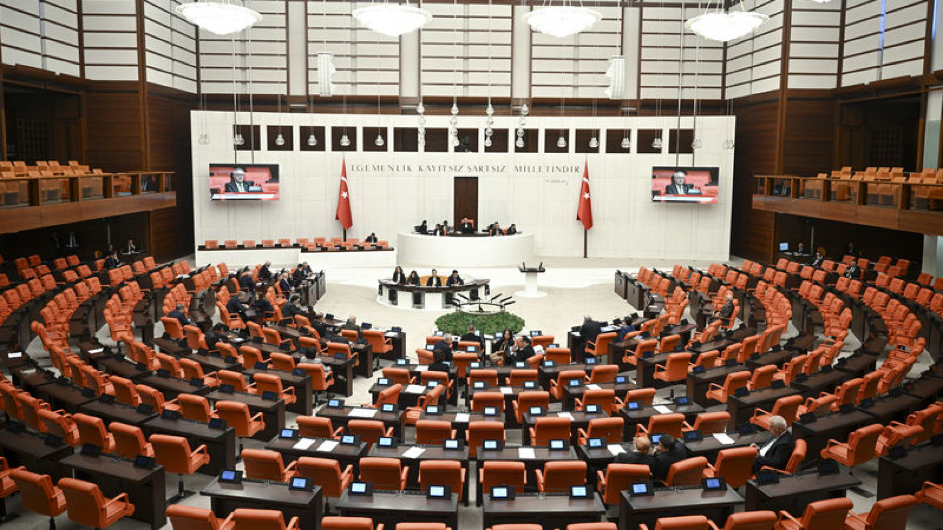 TBMM'de Trafik Kanunu Teklifine 6 Yeni Madde Onayı: Ceza ve Kurallar Ayrıntıları