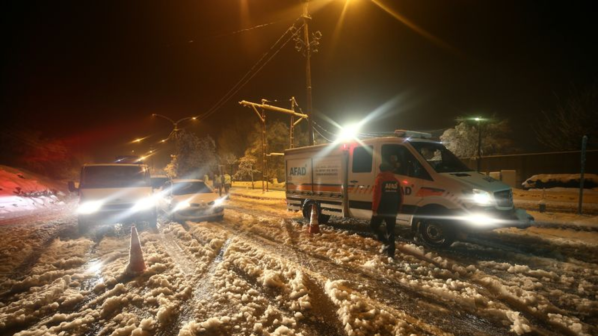 Muş-Bingöl Karayolunda Karda Mahsur Kalan 80 Kişi Kurtarıldı