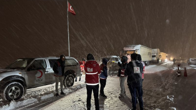 Karayolunda karda mahsur kalan 80 kişi kurtarıldı