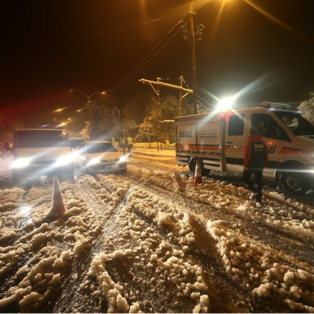Karayolunda karda mahsur kalan 80 kişi kurtarıldı