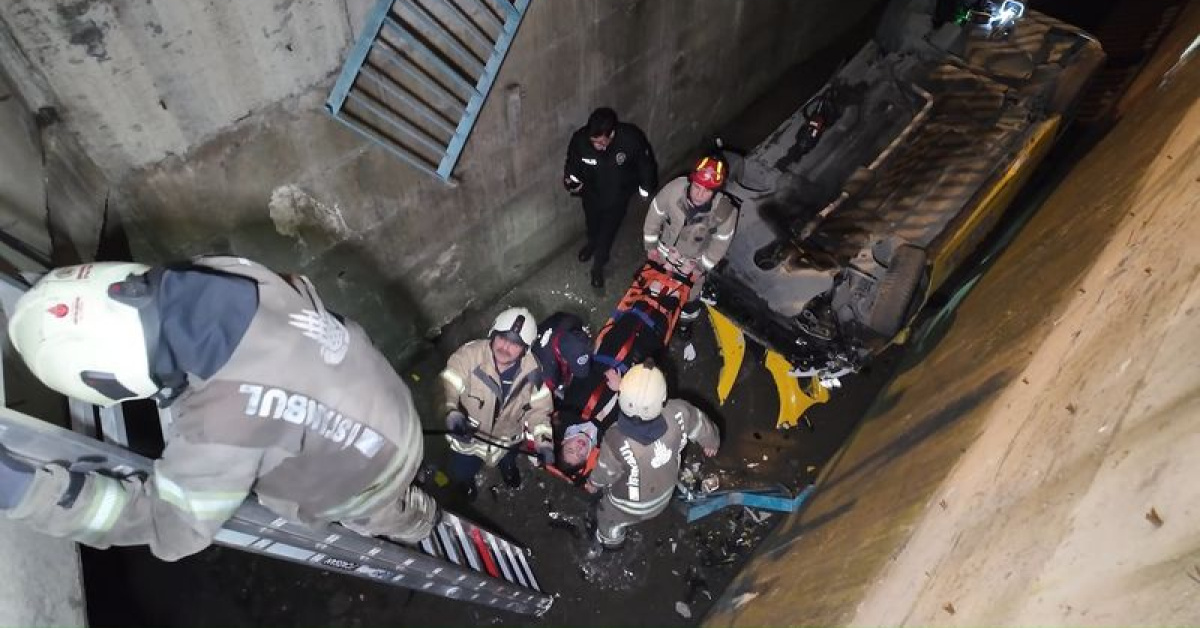 Kartal'da Taksi Şoförü 5 Metrelik Dereye Uçtu