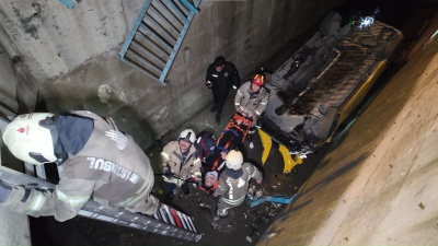 Alkollü taksici 5 metreden uçtu