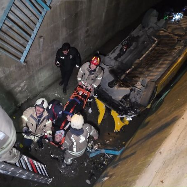 Alkollü taksici 5 metreden uçtu