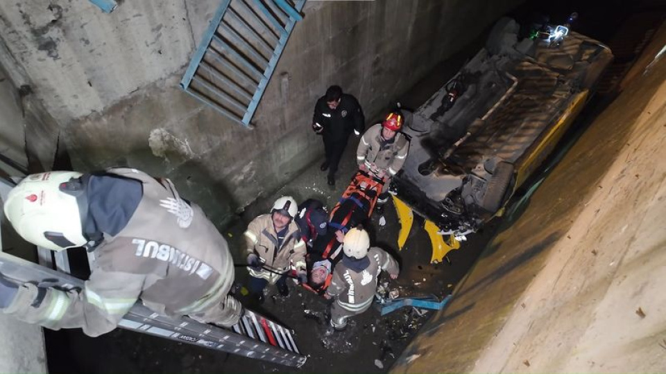 Alkollü taksici 5 metreden uçtu