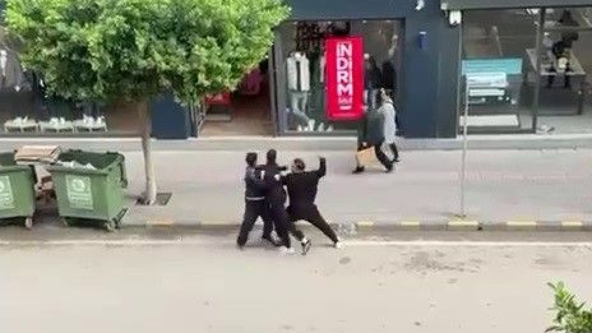 Hatay'da 'Telefonumun Ekranına Baktın' Kavgası Sokakta Boks Ringine Döndü