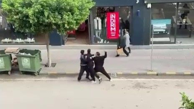 "Telefonumun ekranına baktın" kavgası!