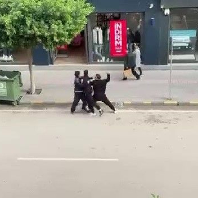 "Telefonumun ekranına baktın" kavgası!