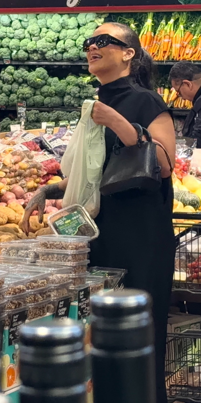 Milyarlık Rihanna markette