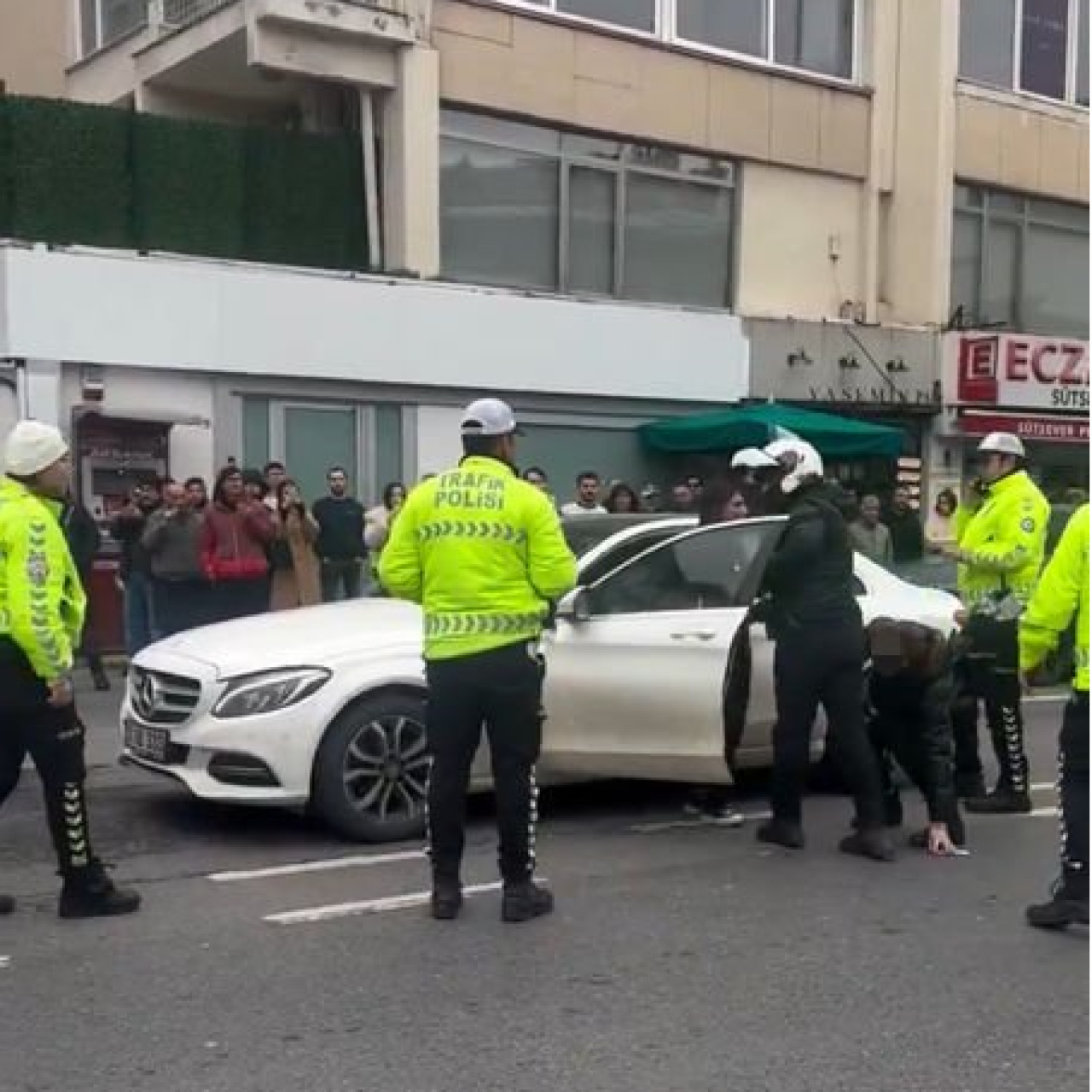 Trafiği kapatıp aracında dans etti!