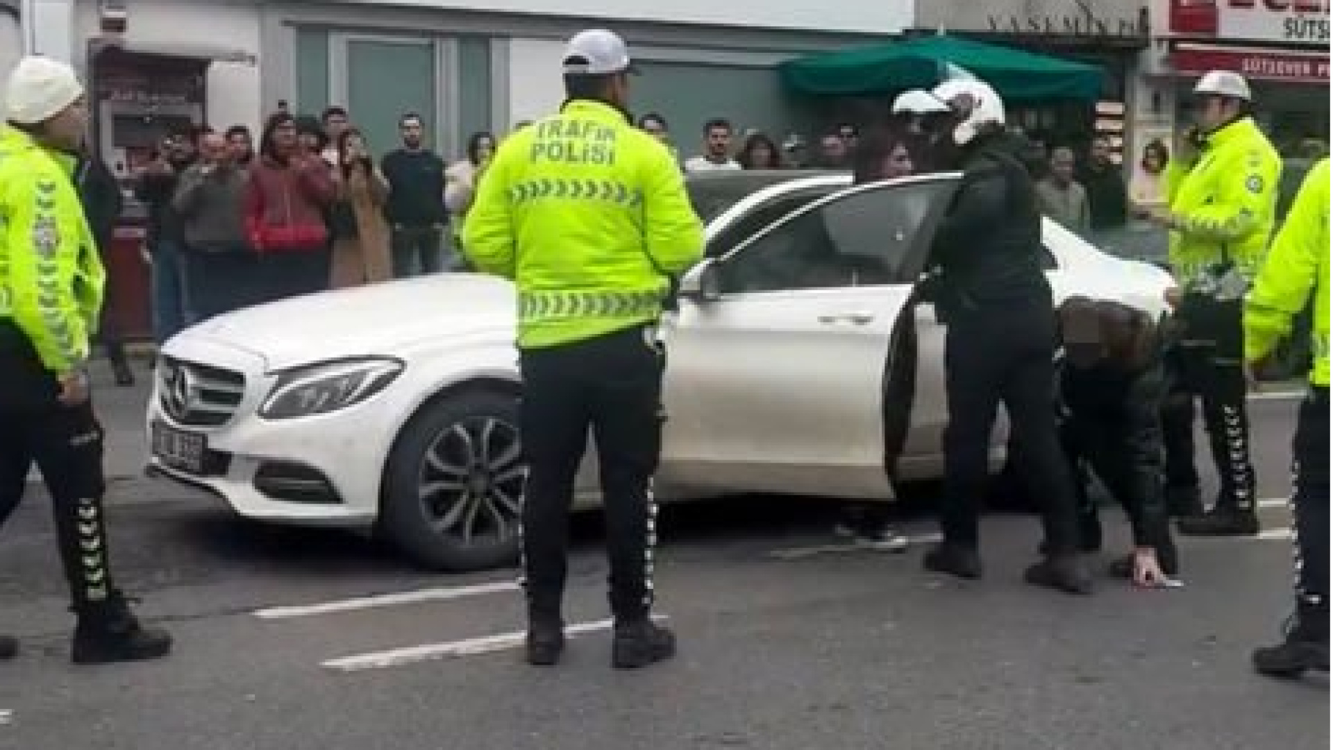 İstanbul'un göbeğinde yaşandı! Trafiği kapatıp aracında dans etti! | Son dakika haberleri