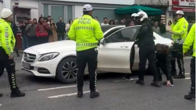 Trafiği kapatıp aracında dans etti!