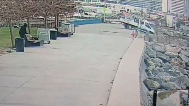 Zabıta aracının denize düşmesi kamerada!