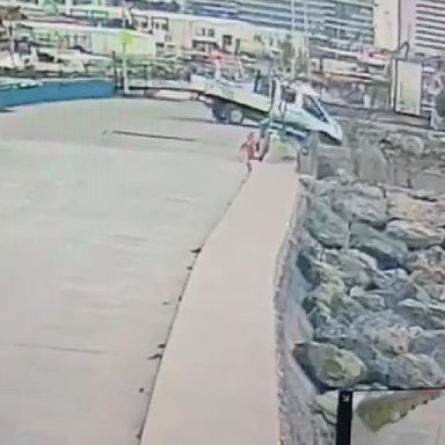 Zabıta aracının denize düşmesi kamerada!