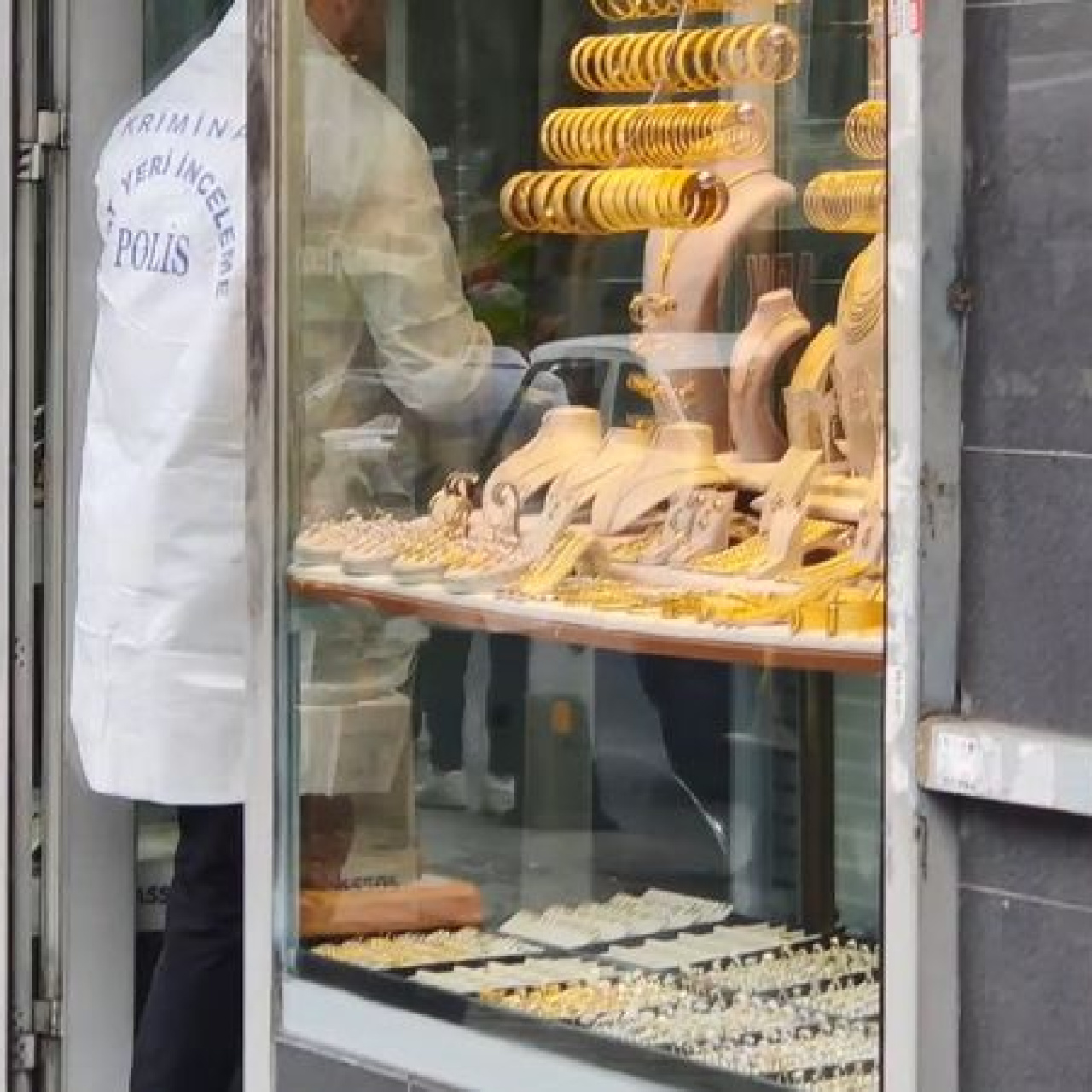 İstanbul'da kuyumcu soygunu! İş yeri sahibi vuruldu!