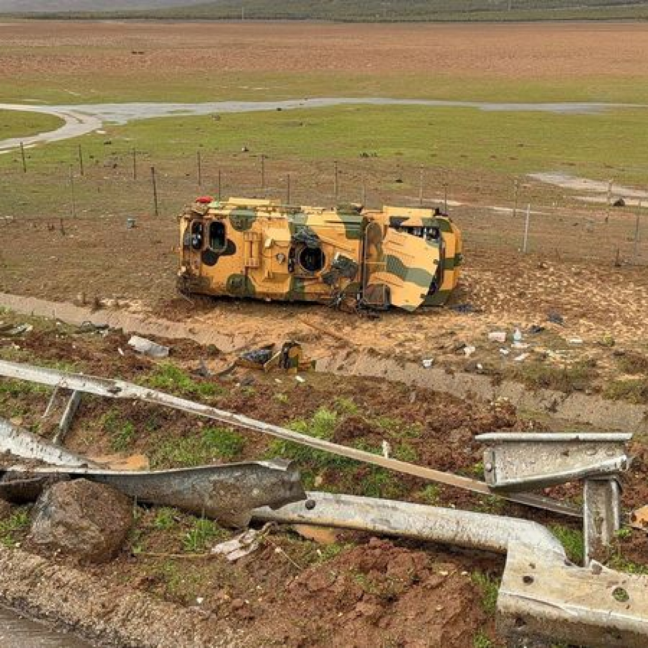 Askeri araç devrildi! 10 yaralı var