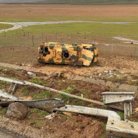 Askeri araç devrildi! 10 yaralı var