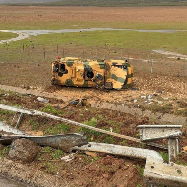 Askeri araç devrildi! 10 yaralı var