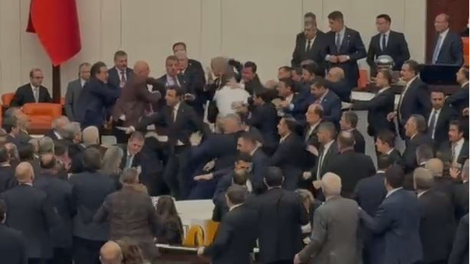 Meclis'te Yemin Töreni Öncesi Kavga: CHP'liler Kürsüyü İşgal Etti, Oturuma Ara Verildi